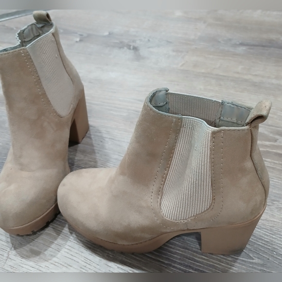 💥Stylish Tan Ankle Boots for Women. By Soda. Size 6 - Picture 2 of 3